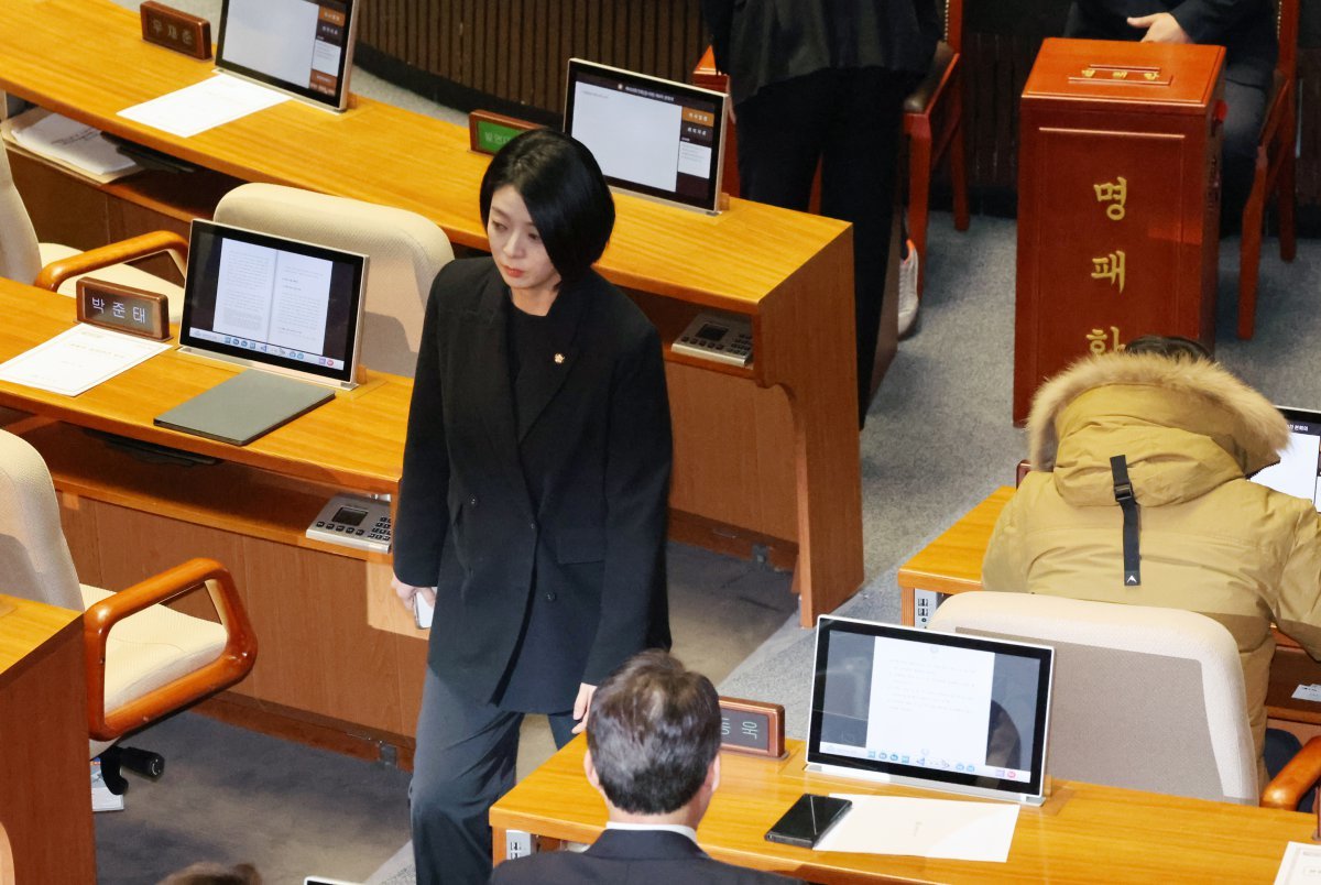 국민의힘 배현진 의원이 14일 오후 본회의에서 윤석열 대통령 탄핵소추안 투표를 마친 뒤 이동하는 모습. 배 의원은 표결을 하루 앞두고 “이재명에게 고스란히 나라 넘겨주는 선택은 절대 없을 것”이라고 썼다. 뉴시스