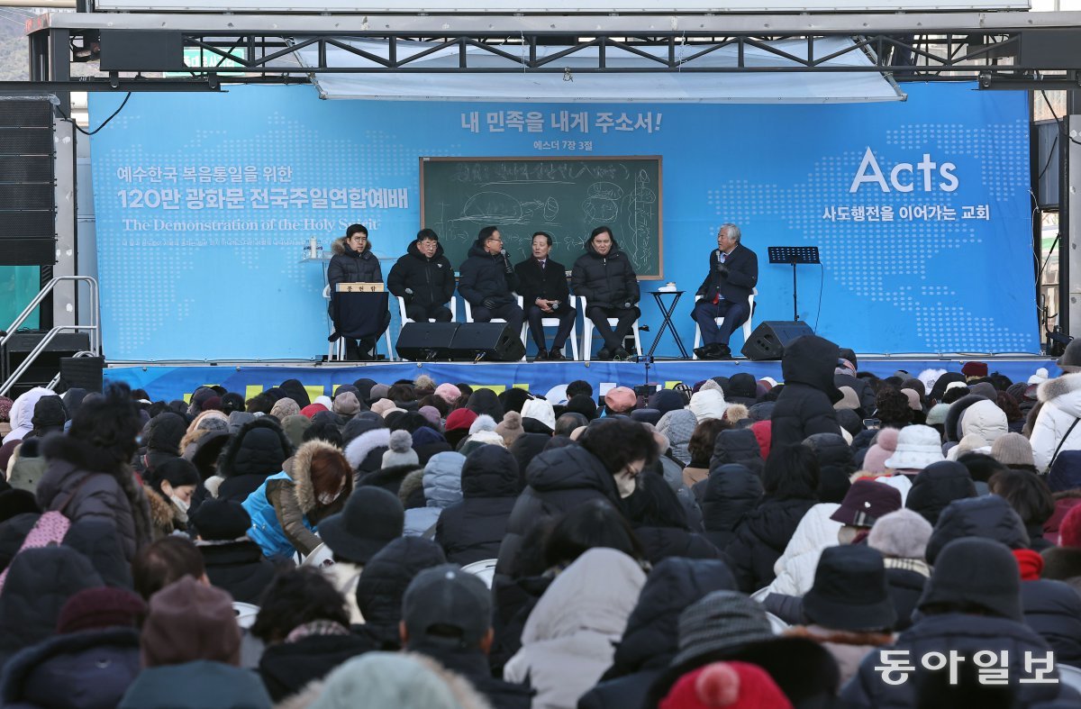 15일 서울 종로구 동화면세점 앞에서 전광훈 목사가 이끄는 보수성향 단체 ‘대한민국 바로 세우기 국민운동본부’가 집회를 열고 있다. 양회성 기자 yohan@donga.com