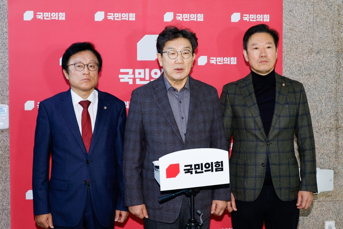 권성동 국민의힘 원내대표가 15일 오후 서울 여의도 국회에서 취재진의 질문에 답하고 있다. 왼쪽부터 박형수 원내수석부대표, 권 원내대표, 박수민 원내대변인. 2024.12.15. 뉴스1