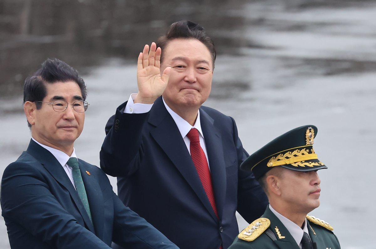 윤석열 대통령이 1일 경기도 성남 서울공항에서 열린 건군 제76주년 국군의 날 기념식에서 김용현 국방장관과 함께 사열하며 손인사를 하고 있다. 2024.10.1/뉴스1 ⓒ News1