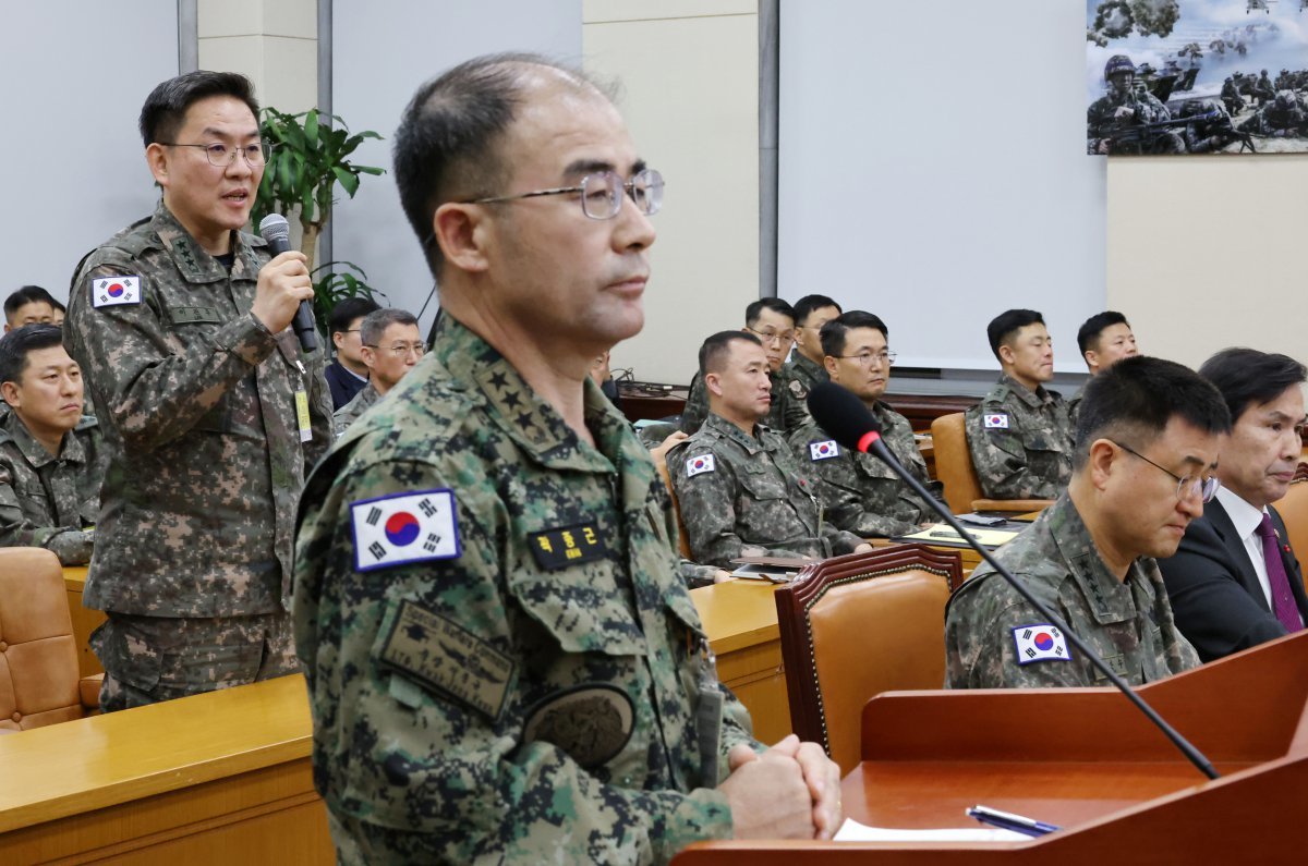 이진우 수도방위사령(왼쪽)이 10일 오후 서울 여의도 국회에서 열린 국방위원회의 긴급 현안질의에서 의원 질의에 답변하고 있다.  2024.12.10. 뉴시스