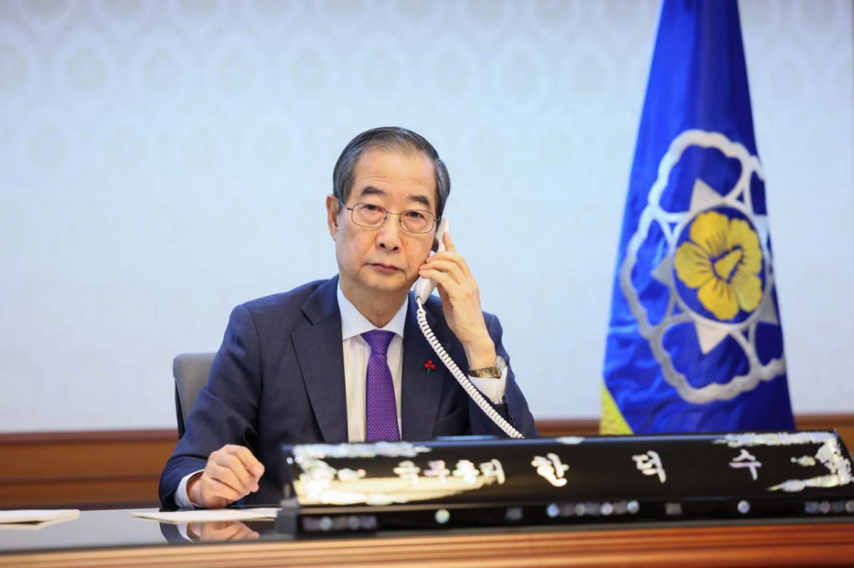 한덕수 대통령 권한대행 겸 국무총리가 15일 오전 조 바이든 美 대통령과 통화하고 있다. (사진=총리실 제공) 2024.12.15 [서울=뉴시스]