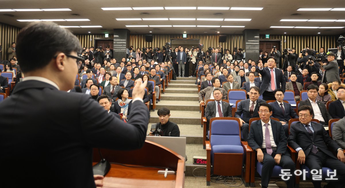 12일 오전 국회 본청에서 원내대표 선출을 위한 국민의힘 의원총회가 열렸다. 한동훈 대표의 모두발언 중 강명구 의원이 일어나 한 대표와 설전을 벌이고 있다. 장승윤 기자 tomato99@donga.com