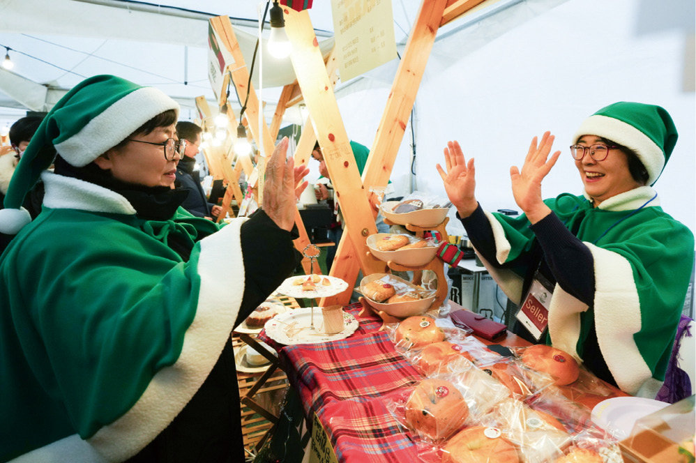 이순희 강북구청장(왼쪽)이 2023년 12월 강북구 크리스마스 마켓 ‘내가 그린 산타’에 그린 산타 옷을 입고 참석했다. 강북구 제공