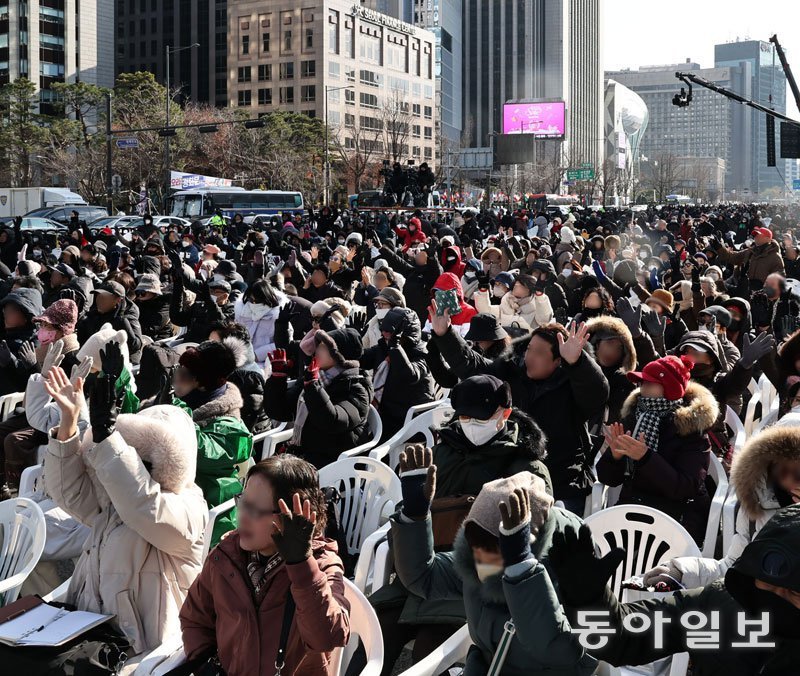 “탄핵 반대” 15일 종로구 동화면세점 앞에서는 전광훈 목사가 이끄는 ‘대한민국 바로세우기 국민운동본부’가 윤 대통령의 탄핵에 반대하는 집회를 열었다. 양회성 기자 yohan@donga.com