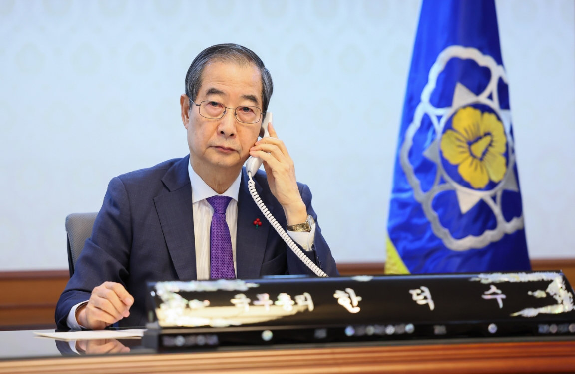 한덕수 대통령 권한대행 겸 국무총리가 15일 오전 조 바이든 미국 대통령과 통화하고 있다. 총리실 제공