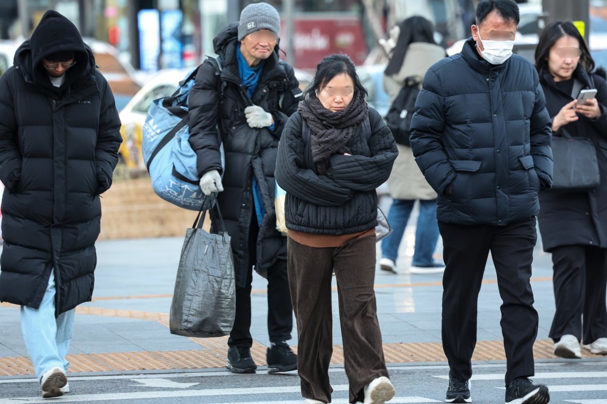 추운 날씨를 보인 12일 오전 서울 종로구 세종대로에서 시민들이 출근길에 나서고 있다. 2024.12.12.  [서울=뉴시스]