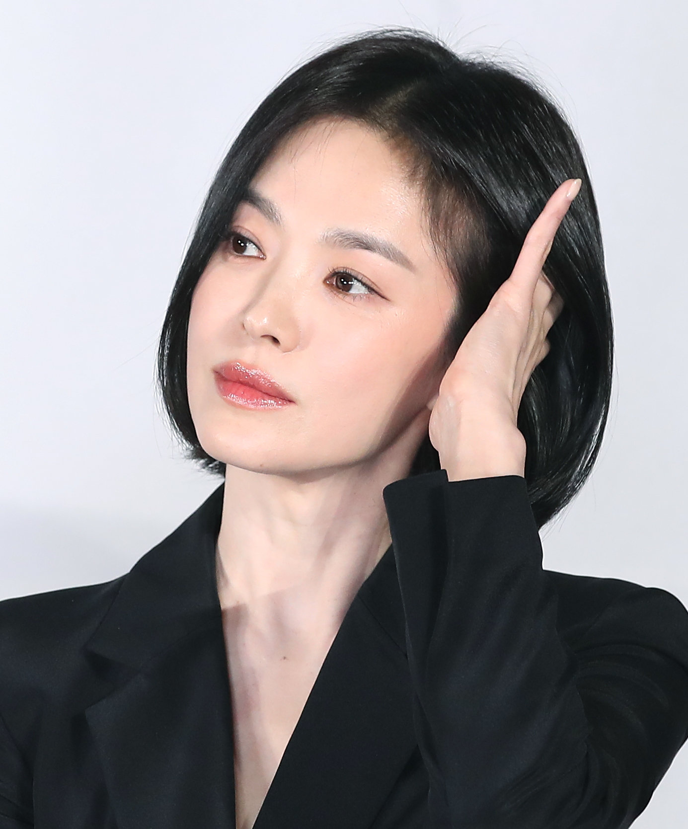 배우 송혜교가 16일 서울 용산구 CGV 용산아이파크몰에서 열린 영화 ‘검은 수녀들’(감독 권혁재) 제작보고회에서 매력을 발산하고 있다. ‘검은 수녀들’은 강력한 악령에 사로잡힌 소년을 구하기 위해 금지된 의식에 나서는 사람들의 이야기를 그린 작품이다. 뉴스1