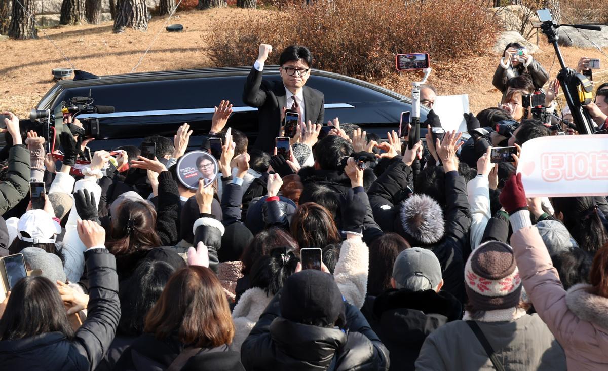 한동훈 국민의힘 대표가 16일 서울 여의도 국회에서 당대표 사퇴 관련 기자회견을 마친 뒤 지지자들을 향해 주먹을 불끈 쥐고 있다. (공동취재) 2024.12.16 뉴스1