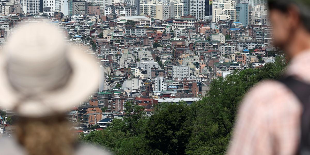 빌라 전세사기 여파로 경매 매물이  늘고 있다. 올해 5월 28일 서울 중구 남산에서 바라본 빌라 밀집 지역 모습.  뉴시스