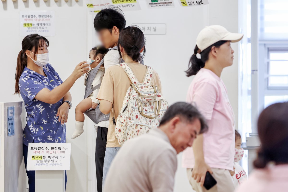 24일 서울의 한 어린이병원이 호흡기 질환을 앓고 있는 어린이들과 보호자들로 붐비고 있다. 2024.9.24/뉴스1