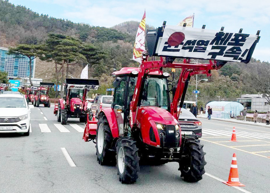 전국농민회총연맹 광주전남연맹 소속 농민들이 16일 전남도청 앞에서 ‘윤석열 체포 결사대 출정식’을 마치고 대통령 관저를 향해 상경 행진을 벌이고 있다. 전농 광주전남연맹 제공