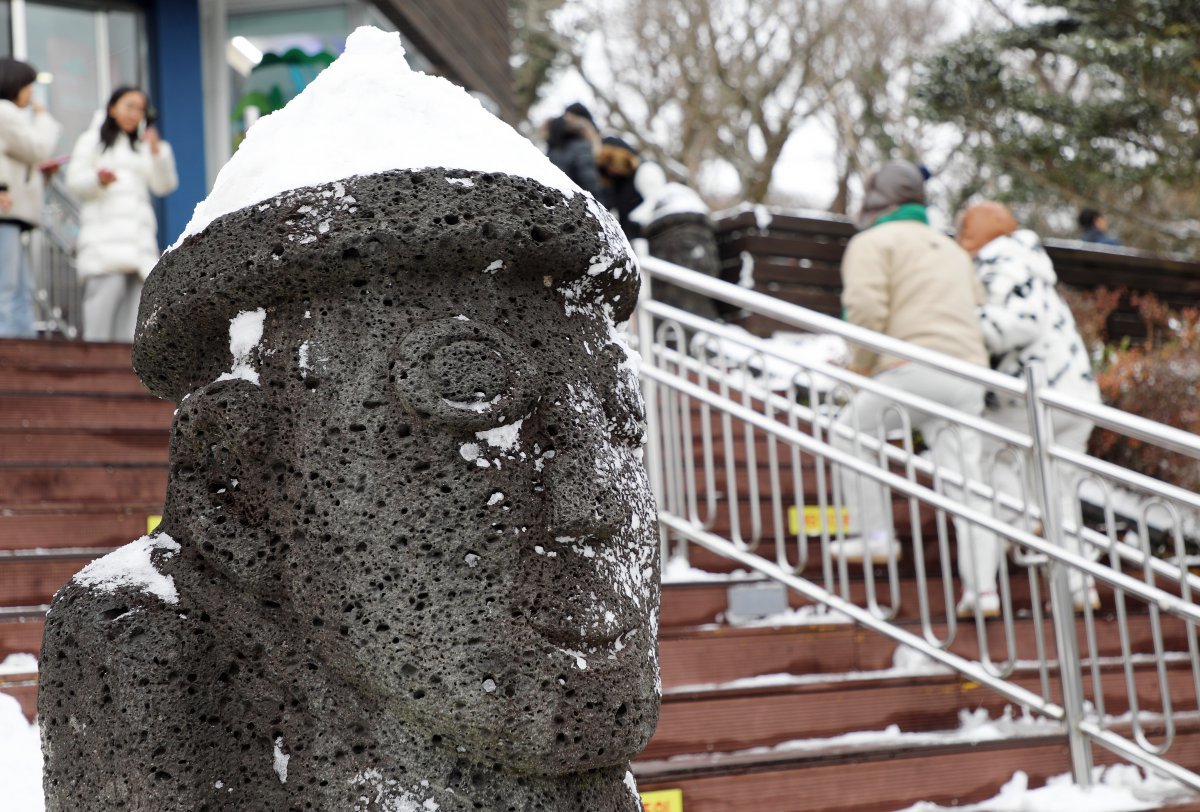 15일 오후 제주 한라산 1100고지습지 앞 돌하르방 위로 흰 눈이 쌓여 있다. 뉴스1