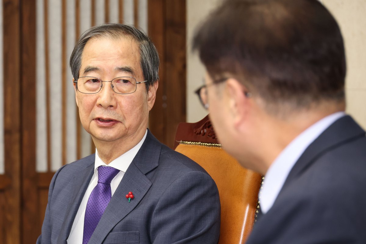 한덕수 대통령 권한대행 겸 국무총리가 15일 오후 서울 여의도 국회에서 우원식 국회의장을 예방, 모두 발언하고 있다. 2024.12.15/뉴스1 ⓒ News1 국회사진취재단