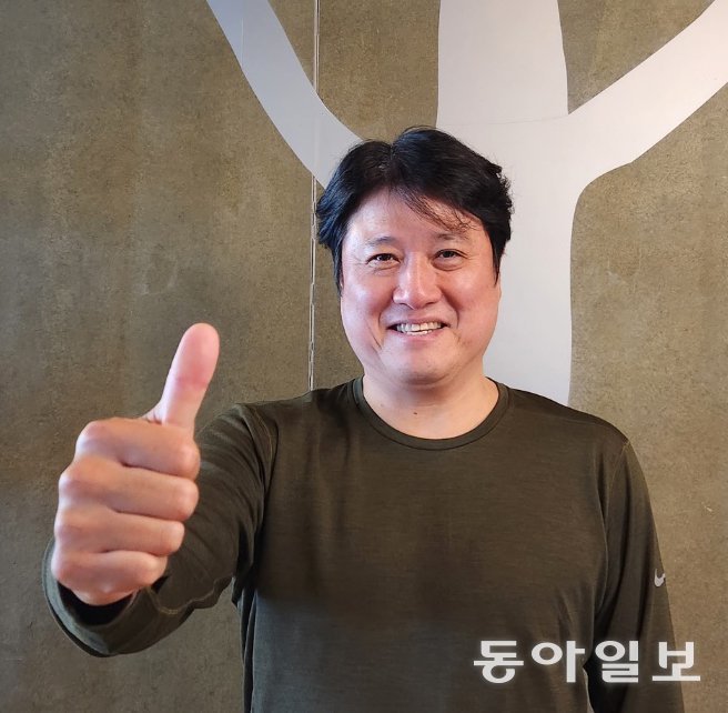 해설위원으로 농구와 인연을 이어가고 있는 문경은 전 SK 감독이 엄지를 들어 보이고 있다. 이헌재 기자 uni@donga.com