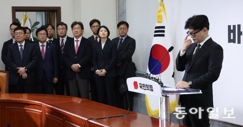 국민의힘 한동훈 대표가 16일 국회에서 당대표직 사퇴 발표 기자회견을 하고 있다. 박형기 기자 oneshot@donga.com