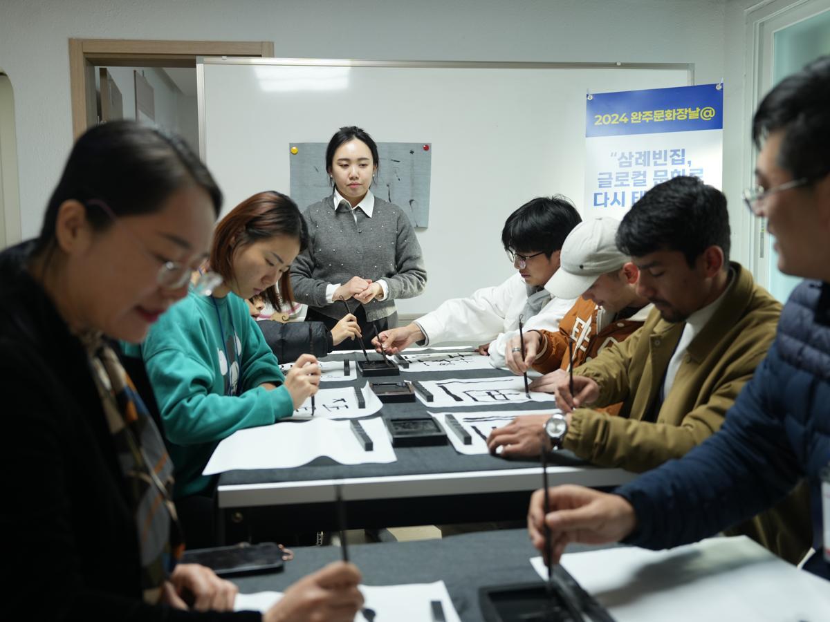 지난달 22∼24일 사흘간 전북 완주군 삼례읍 문화교류공간에서 열린 ‘삼례빈집, 글로컬 문화로 다시 태어나다’ 행사에서 외국인 유학생들이 한글 캘리그래피 쓰기 체험을 하고 있다. 우석대 제공