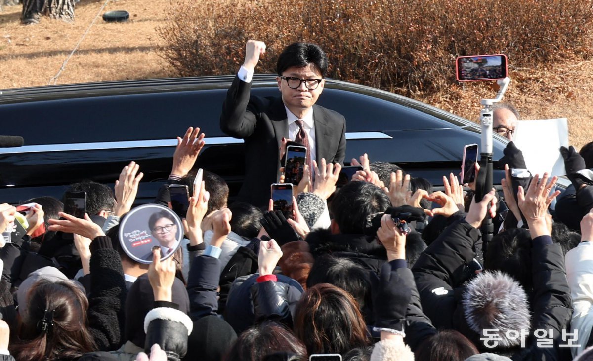 주먹 불끈 쥔 한동훈 “포기하지 않겠다”
국민의힘 한동훈 전 대표(가운데)가 16일 오전 국회에서 대표직 사퇴 기자회견을 마친 뒤 차량에 올라 지지자들을 향해 주먹을 불끈 쥐어 보였다. 한 전 대표는 “한동훈을 지키자”고 외치는 지지자들을 향해 “끝까지 최선을 다하겠다. 제가 여러분을 지키겠다. 포기하지 않겠다”고 말했다. 
박형기 기자 oneshot@donga.com