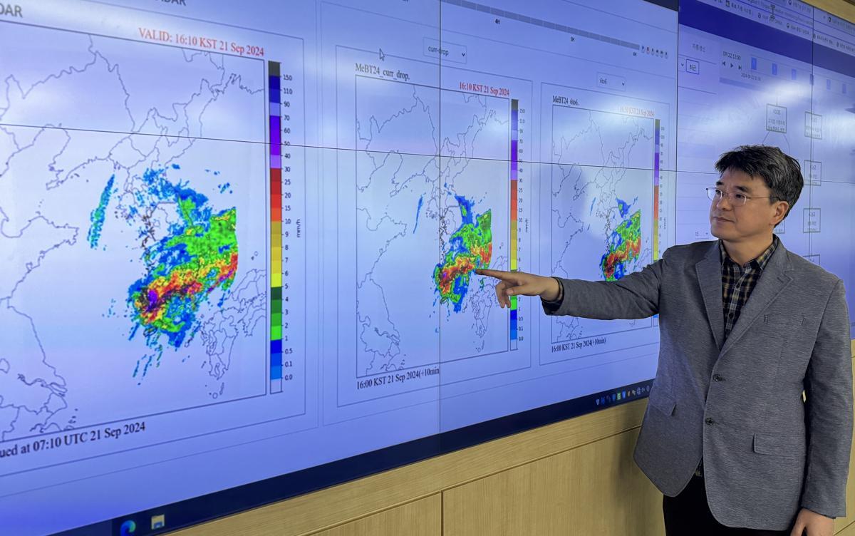 지난달 20일 기상청 관계자가 알파웨더의 초단기 강수 예측 결과를 보여주고 있다. 기상청 제공