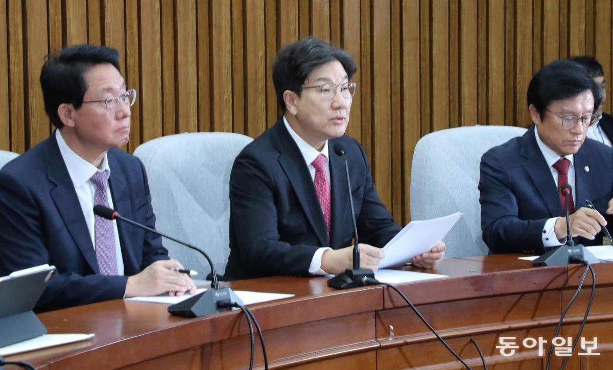 권성동 국민의힘 대표 권한대행 겸 원내대표는 17일 국회에서 열린 원내대책회의에서 “한덕수 대통령 권한대행은 대통령 탄핵 심판 결정 전까지 헌법재판관을 임명할 수 없다”고 말했다. 2024.12.17. 이훈구 기자 ufo@donga.com