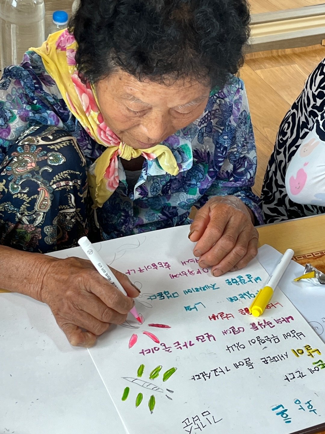 시를 작성 중인 김갑순 할머니(의령군 제공).