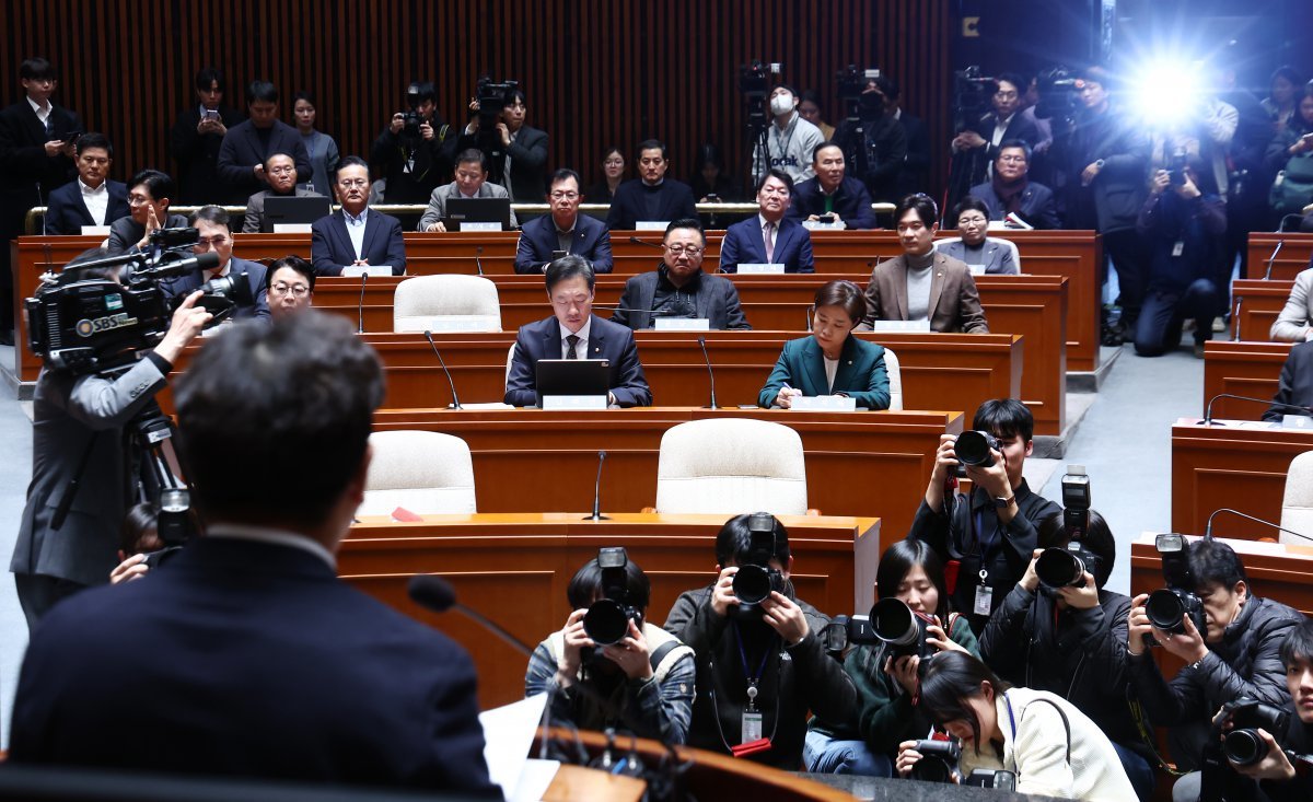 16일 오후 서울 여의도 국회에서 열린 국민의힘 의원총회에 의원들이 권성동 원내대표의 발언을 듣고 있다. 2024.12.16 뉴스1