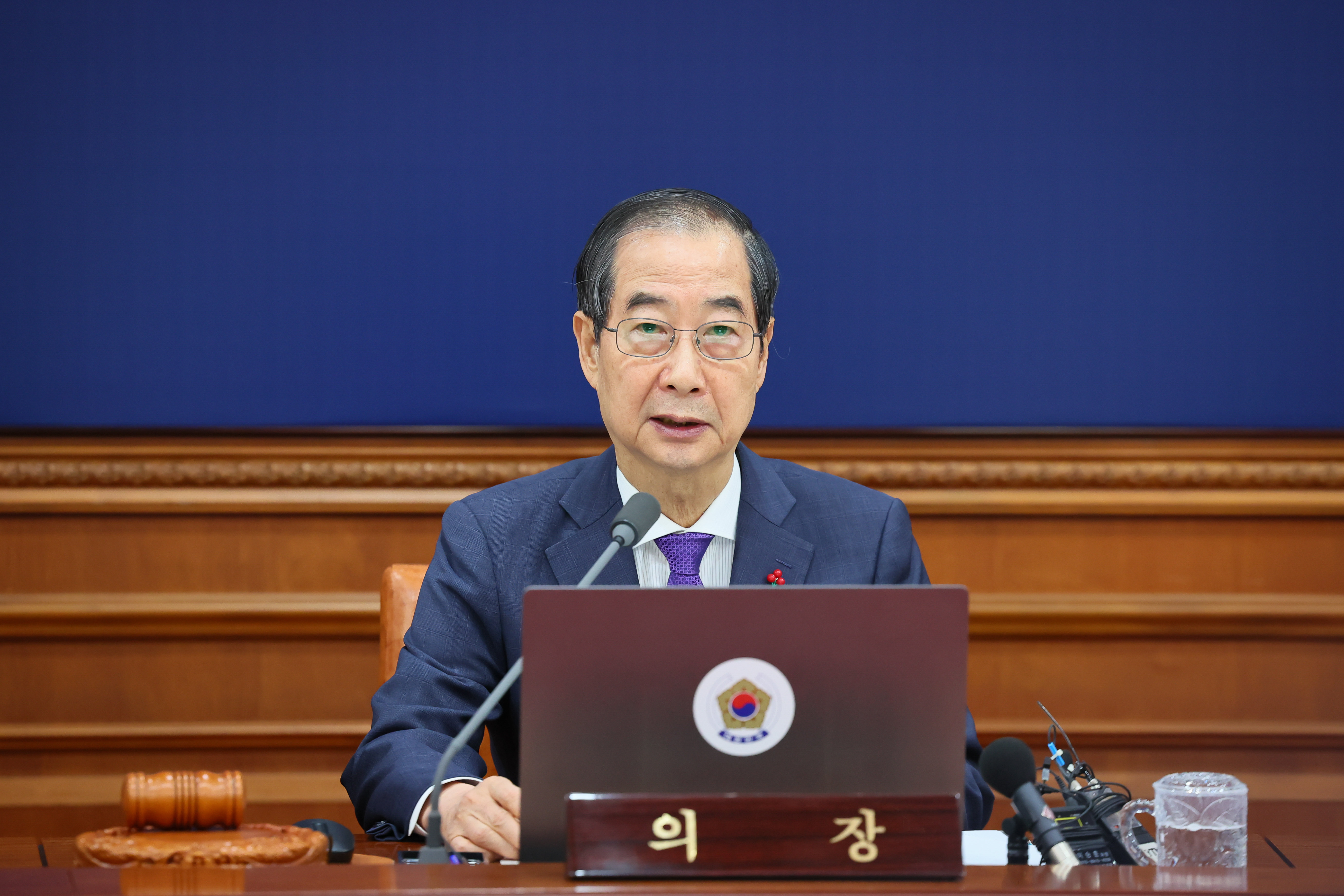 한덕수 대통령 권한대행 국무총리가 17일 서울 종로구 정부서울청사에서 열린 국무회의에서 모두발언을 하고 있다. 총리실 제공