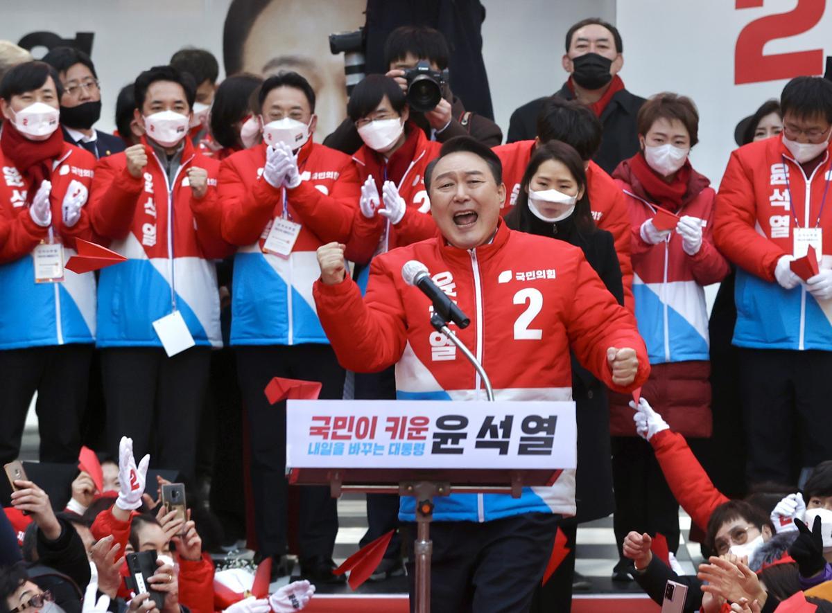 윤석열 국민의힘 대선 후보가 제20대 대통령 선거 공식 선거운동이 시작된 15일 부산 부전동 서면 젊음의 거리에서  어퍼컷 세리머니를 하고 있다. 2022.2.15. 사진공동취재단