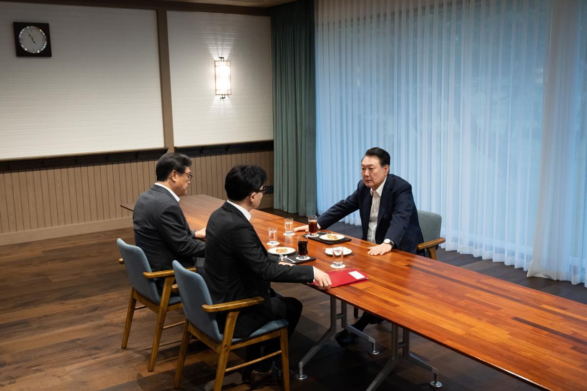 윤석열 대통령이 21일 서울 용산 대통령실 파인그라스에서 정진석 비서실장이 배석한 가운데 한동훈 국민의힘 대표와 면담을 하고 있다. 2024.10.21. 대통령실 제공