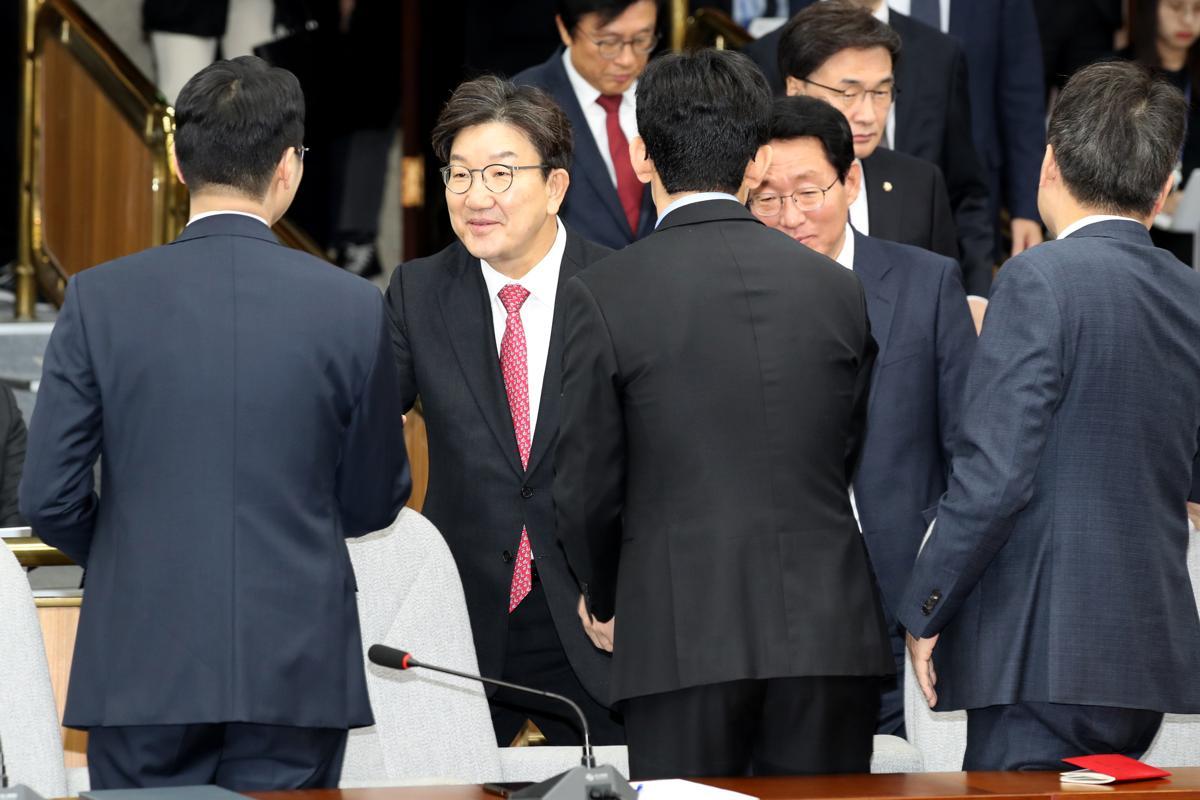 권성동 국민의힘 대표 권한대행 겸 원내대표가 17일 오전 서울 여의도 국회에서 열린 원내대책회의에 참석하며 의원들과 인사나누고 있다. 2024.12.17/뉴스1