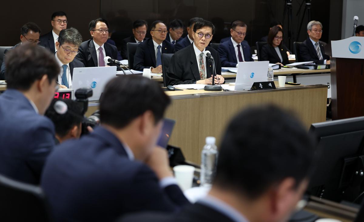 이창용 한국은행 총재가 14일 서울 중구 한국은행 본부에서 열린 국회 기획재정위원회의 한국은행에 대한 국정감사에 출석해 의원 질의에 답변하고 있다. 2024.10.14. [서울=뉴시스]