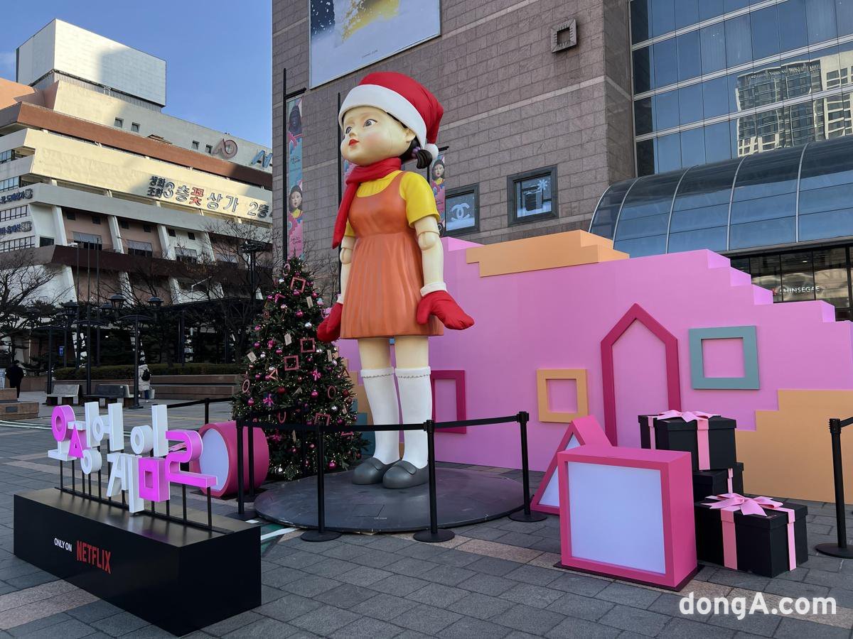 신세계백화점 강남점 앞에 설치된 오징어게임 조형물. 사진=황소영 기자