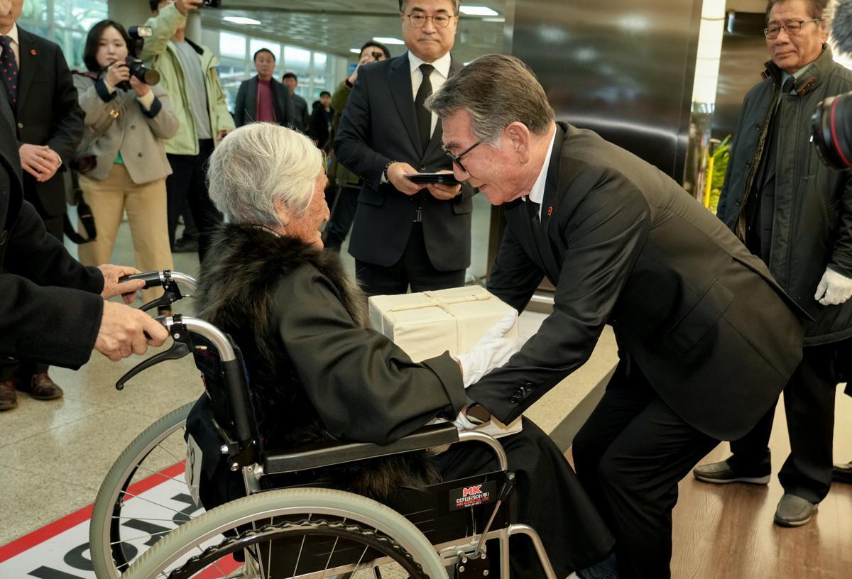 17일 제주국제공항에서 양두영 할머니(94)가 조카로부터 75년 만에 고향 제주로 온 아버지의 유해를 받고 있다. 제주도 제공