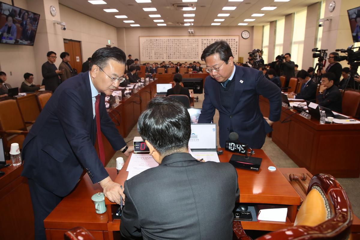 정청래 국회 법사위원장과 여야 간사인 국민의힘 유상범 의원, 더불어민주당 김승원 의원이 17일 오전 서울 여의도 국회에서 열린 법제사법위원회 전체회의에서 논의하고 있다. 뉴스1