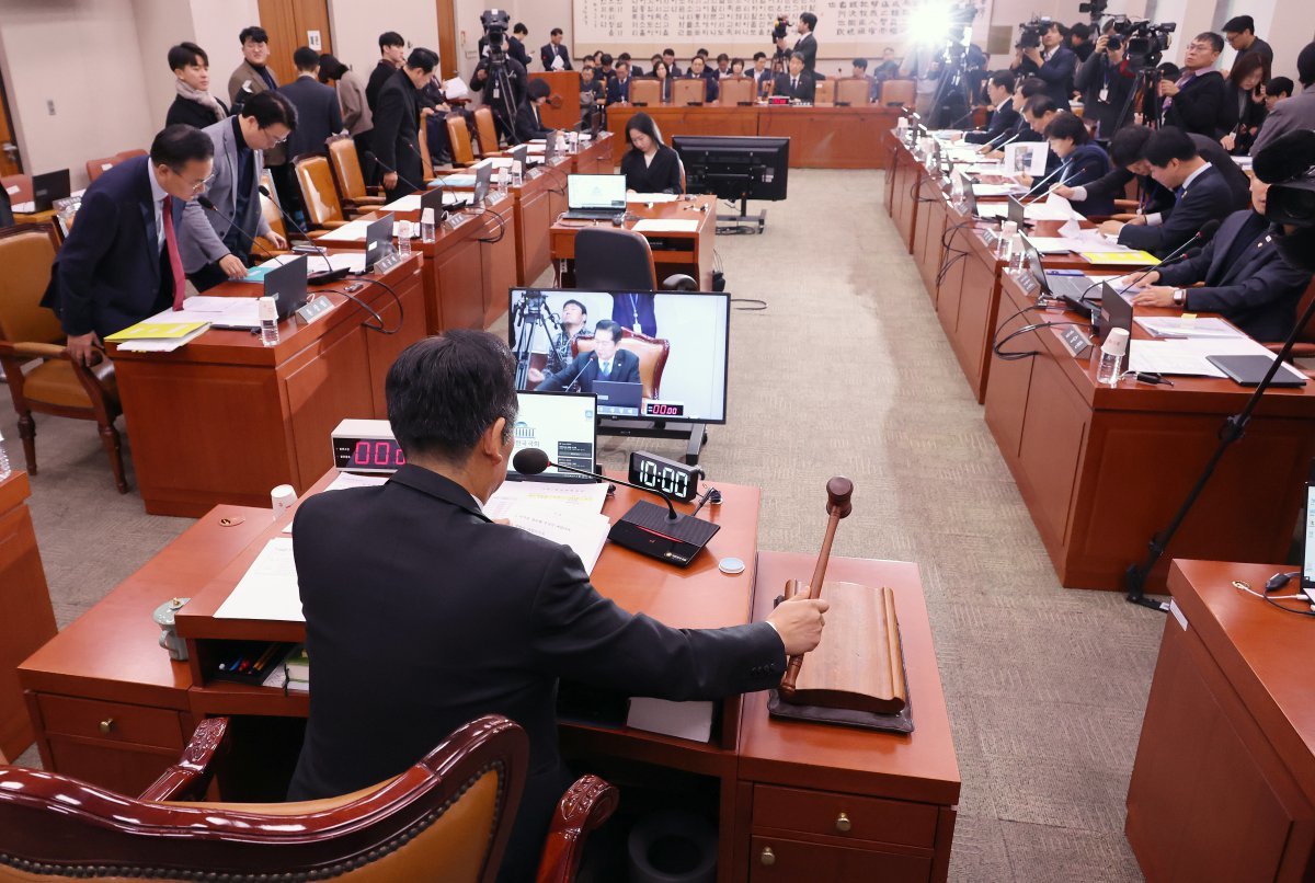 17일 오전 서울 여의도 국회에서 열린 법제사법위원회 전체회의에서 정청래 위원장이 개의 선언을 하며 의사봉을 두드리고 있다. 뉴시스.