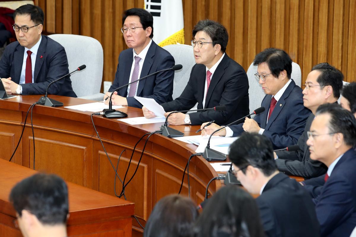 권성동 국민의힘 대표 권한대행 겸 원내대표가 17일 오전 서울 여의도 국회에서 열린 원내대책회의에서 모두발언을 하고 있다. 2024.12.17/뉴스1