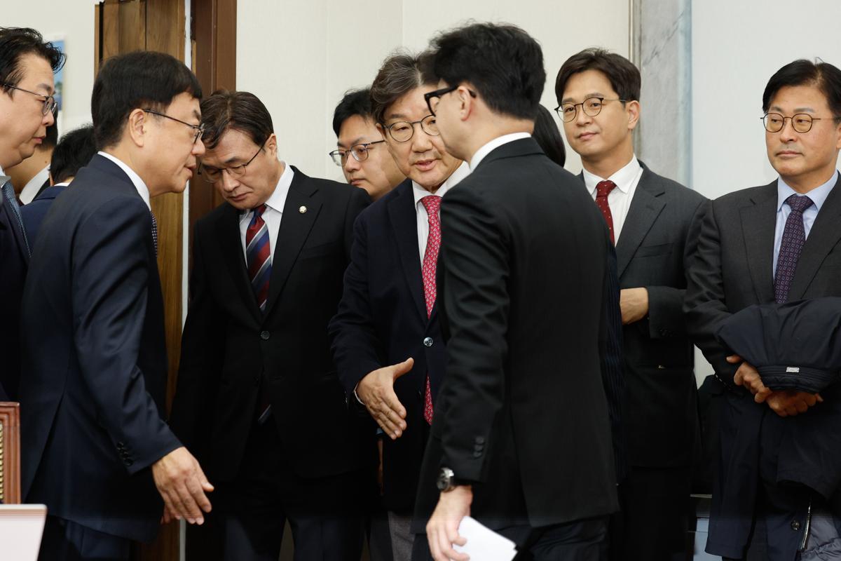 권성동 국민의힘 원내대표가 16일 오전 서울 여의도 국회에서 당대표직 사퇴 발표 기자회견을 마친 한동훈 대표를 향해 손을 내밀고 있다. 2024.12.16/뉴스1