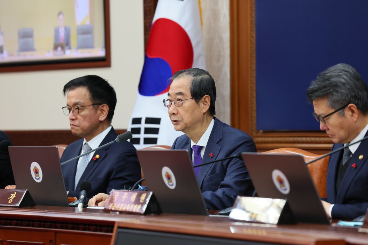 한덕수 대통령 권한대행 국무총리가 17일 서울 종로구 정부서울청사에서 열린 국무회의에서 모두발언을 하고 있다. (총리실 제공)2024.12.17/뉴스1