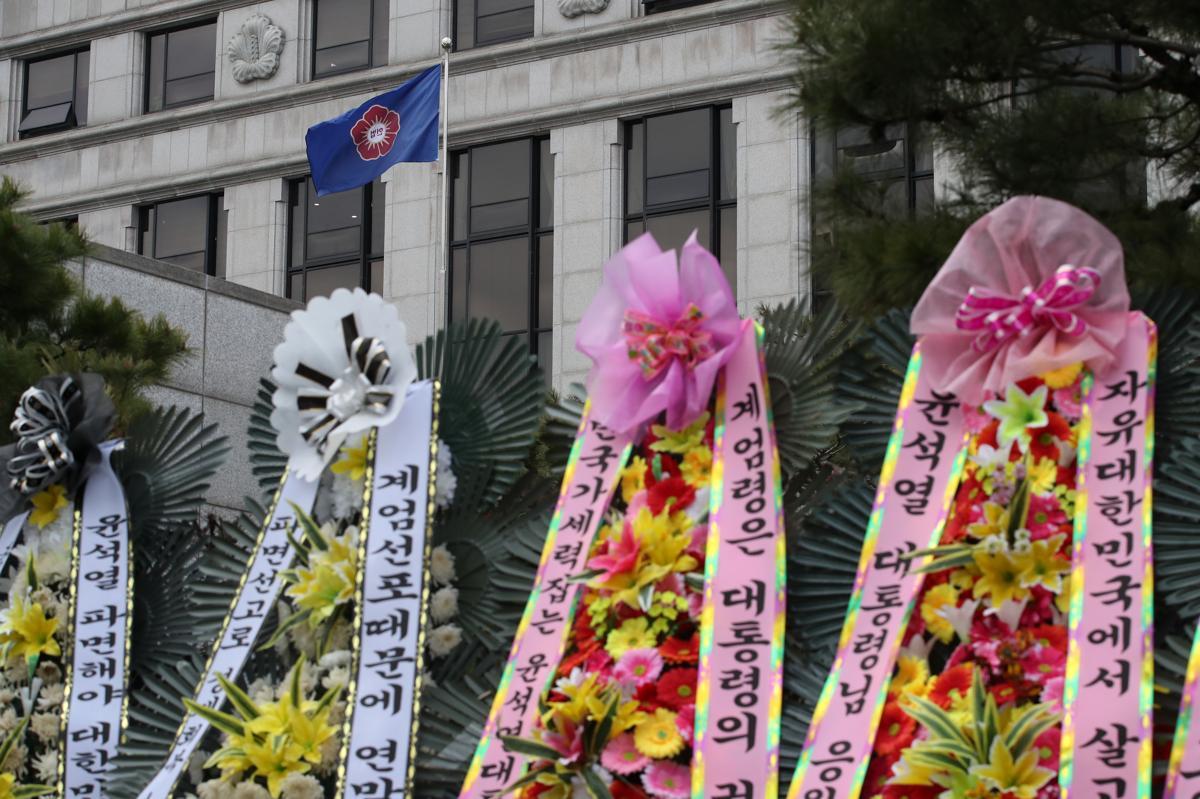 17일 서울 종로구 헌법재판소 앞에 윤석열 대통령 탄핵 찬반 화환이 놓여져 있다.한편 헌법재판소는 이날 윤석열 대통령에게 오는 23일까지 탄핵심판 답변서를 제출해 달라고 요청했다. 헌재법에 따르면 피청구인은 답변서 요청을 송달받은 날부터 7일 이내에 제출할 수 있다. 답변서에는 심판청구의 취지와 이유에 대응하는 내용을 적는다. 2024.12.17/뉴스1