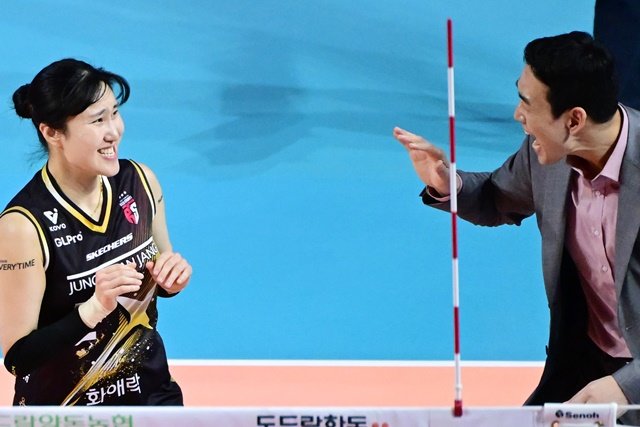 Professional volleyball women's Jeong Kwan-Jang starting setter Yeom Hye-seon (left) and coach Ko Hee-jin. Provided by Korea Volleyball Federation (KOVO)