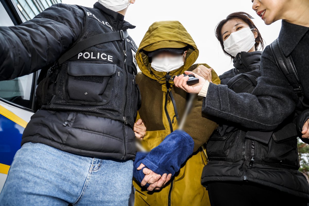 아내를 둔기로 살해한 혐의를 받는 대형 로펌 출신 미국 변호사 A씨가 12일 서울 성북구 성북경찰서에서 서울중앙지방검찰청으로 송치되고 있다. 2023.12.12. 뉴시스