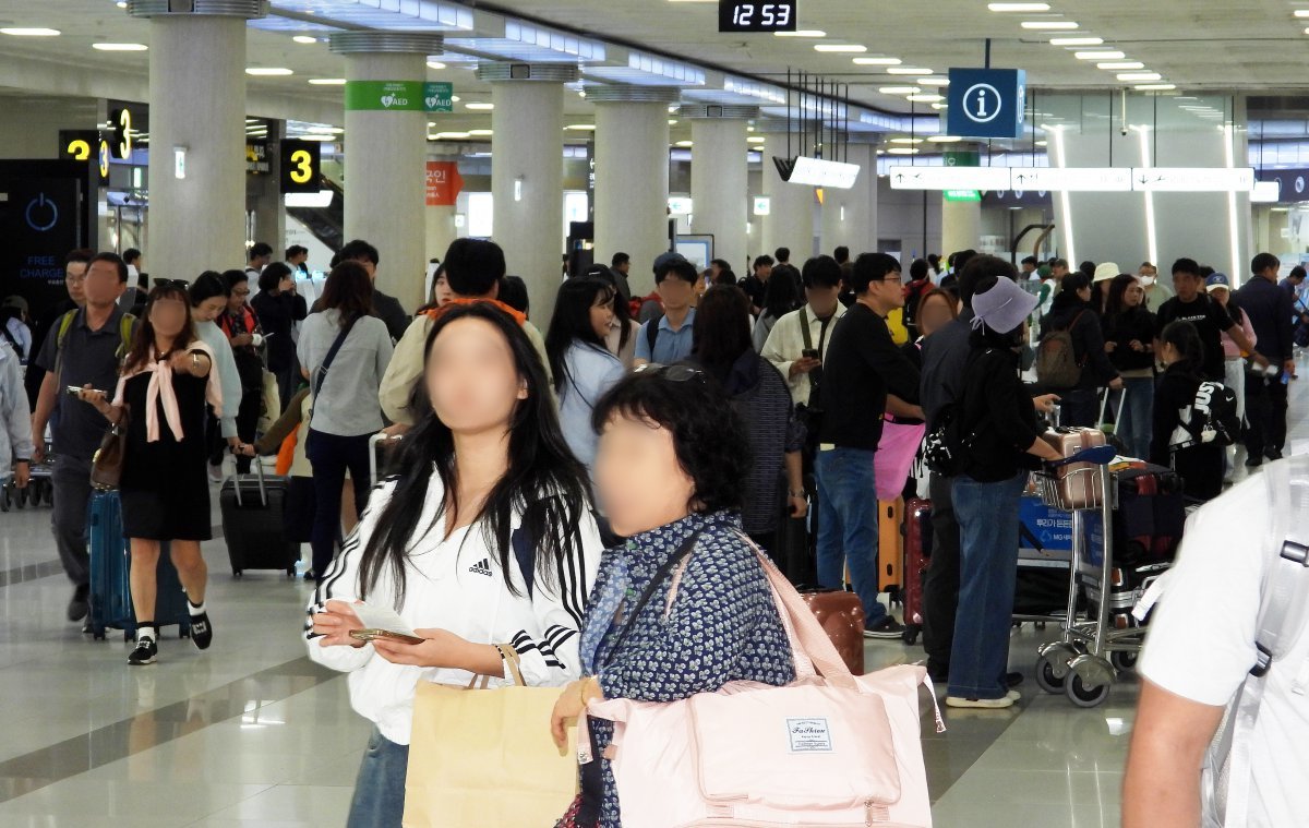 지난 10월 제주국제공항 3층 국내선 출발장이 일상으로 돌아가는 관광객들로 북적이고 있다. 2024.10.6./뉴스1 ⓒ News1