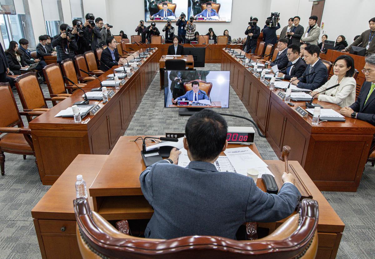 박지원 헌법재판관 선출에 관한 인사청문특별위원회 위원장이 18일 오전 서울 여의도 국회에서 열린 헌법재판관 선출에 관한 인사청문특별위원회 제1차 전체회의에서 의사봉을 두드리고 있다. 이날 국민의힘은 회의에 불참했다. 뉴스1