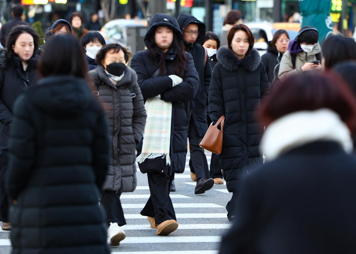 서울의 아침 기온이 영하 6도로 떨어져 추운 날씨를 보인 18일 오전 서울 종로구 세종대로 사거리에서 두꺼운 외투를 입은 시민들이 발걸음을 재촉하고 있다. 2024.12.18. [서울=뉴시스]