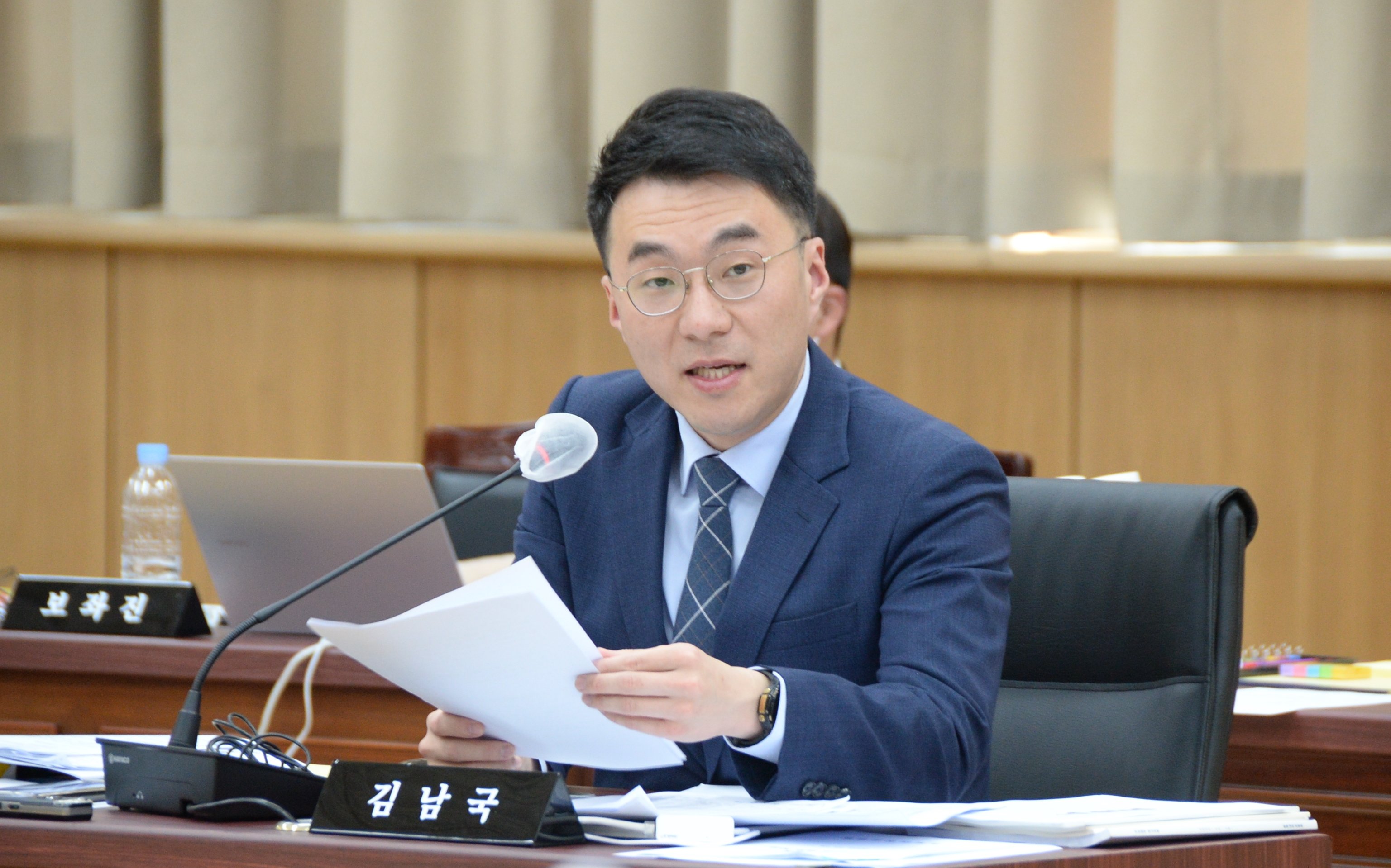 18일 오전 충북 청주시 서원구 충북교육청 화합관에서 열린 국회 교육위원회의 충북대, 충북대병원, 충남대, 충남대병원에 대한 국정감사에서 무소속 김남국 의원이 질의를 하고 있다. 2023.10.18.  [청주=뉴시스]