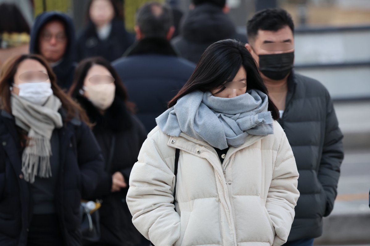 추운 날씨를 보인 12일 오전 서울 종로구 세종대로에서 시민들이 출근길에 나서고 있다. 2024.12.12.[서울=뉴시스]