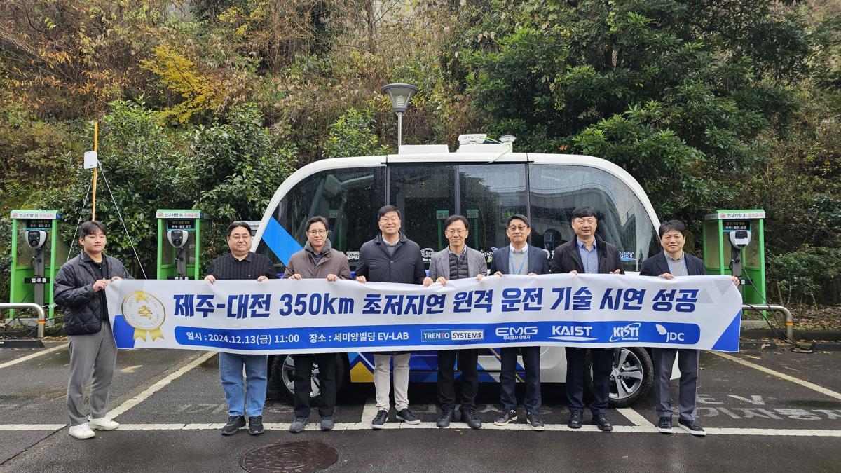 12일 JDC 제주혁신성장센터에 입주한 트렌트시스템즈가 대전에서 350km 떨어진 제주의 자율주행차량을 원격 운전하는 실증에 성공했다. JDC 제공