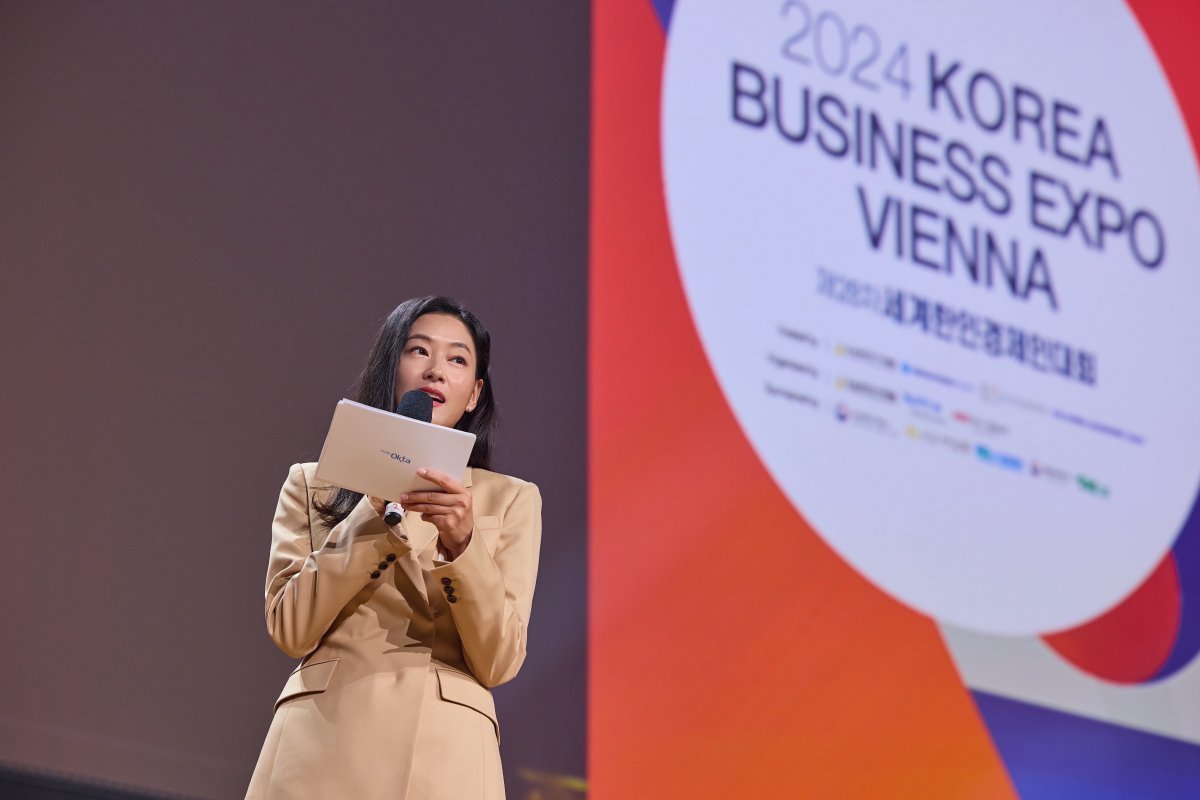 Jinhee Park giving a lecture on the topic of ‘climate change and environmental protection’ at the opening ceremony of the World Korean Business Convention held in Vienna, Austria this October. He said, “We must not pass on to our children an Earth whose survival is threatened by unprecedented disasters and crises such as ocean warming, sea level rise, acidification, and water shortage. “It is time for individuals, businesses, and governments to join forces to create a sustainable future.” Provided by Jinhee Park