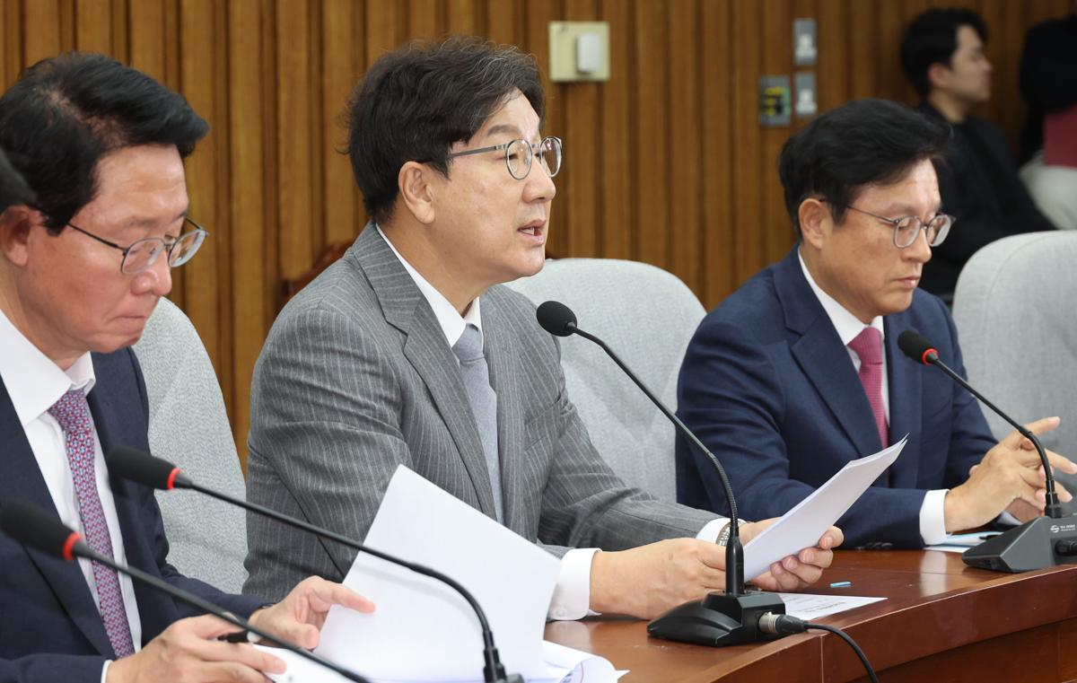 [뉴시스] 권성동 국민의힘 당대표 권한대행 겸 원내대표가 19일 오전 서울 여의도 국회에서 열린 원내대책회의에서 발언하고 있다. 2024.12.19.