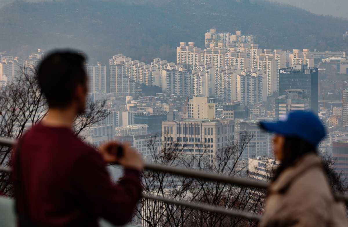 1일 서울 남산에서 아파트 밀집지역이 보이고 있다.  한국은행이 기준금리를 3%로 2회 연속 인하함에 따라 부동산 시장도 주택 구입, 프로젝트 파이낸싱(PF) 등 대출금리 인하 가능성이 커졌지만, 지난 9월 스트레스 총부채원리금상환비율(DSR) 2단계 등 가계부채 억제를 위한 대출 규제가 강화된 만큼 전문가들은 이번 기준금리 인하의 부동산 시장 진작 효과가 제한적일 것으로 예상했다. 2024.12.01. [서울=뉴시스]